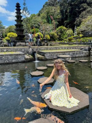 Camille Dhont Instagram - Groetjes vanuit Bali 🌼
Ps: de watervallen hier zijn niet normaal en mijn natural curls are back 🥳