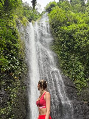 Camille Dhont Instagram - Groetjes vanuit Bali 🌼
Ps: de watervallen hier zijn niet normaal en mijn natural curls are back 🥳