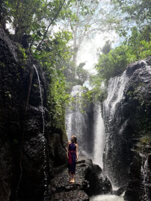 Camille Dhont Instagram - Groetjes vanuit Bali 🌼
Ps: de watervallen hier zijn niet normaal en mijn natural curls are back 🥳