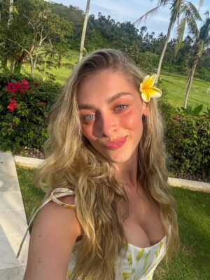 Camille Dhont Instagram - Groetjes vanuit Bali 🌼
Ps: de watervallen hier zijn niet normaal en mijn natural curls are back 🥳