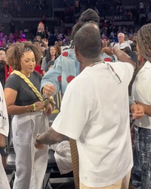 Candace Parker Instagram - Candace Parker’s son had to hit Usher with his moves! 😂
#WelcometotheW | WNBA Finals | @youtubetv