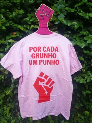 Capicua Instagram - Amigas e amigos! 
(Fiz um cabide/cruzeta personalizad@ e tudo!) 😅
Estamos a aproximar-nos do fim do stock.
Se querem coisinhas destas é agora:
www.capicua.pt/loja ❤️💜
✊️