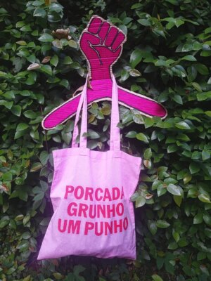 Capicua Instagram - Amigas e amigos! 
(Fiz um cabide/cruzeta personalizad@ e tudo!) 😅
Estamos a aproximar-nos do fim do stock.
Se querem coisinhas destas é agora:
www.capicua.pt/loja ❤️💜
✊️