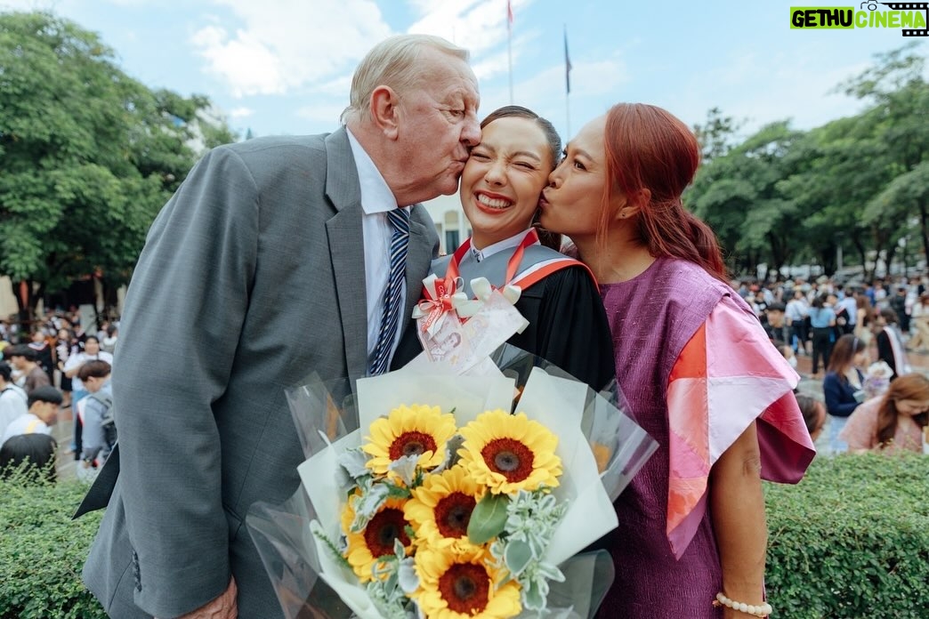 Carissa Springett - 32.4K Likes - ”กินข้าวหรือยังลูก?“  เป็นคำที่พ่อกับแม่ถามทุกวัน จนบางทีก็งงว่าทำไมท่านถามเราบ่อยจัง  🥹
 แต่ในวันนี้…เราเป็นฝ่ายพูดประโยคนั้นกับพ่อ/แม่ เพราะเขาอาจเริ่มลืมว่าตัวเองกินหรือยัง!
 
และรสชาติอาหารฝีมือพ่อกับแม่ก็อร่อยที่สุดเพราะทำด้วยความรัก ความใส่ใจ 

ความทรงจำบางอย่างอาจจางหายไป แต่ความรักยังอยู่เต็มหัวใจ
มาร่วมเปลี่ยน ”คำทักทายธรรมดา“ ให้มีความหมาย เพื่อให้คนที่เรารัก…จดจำได้ว่ายังมีเราอยู่ตรงนี้เสมอ
💬 แล้วคุณล่ะ อยากใช้คำทักทายแบบไหนกับคนที่คุณรักในวันนี้?
สามารถร่วมเปลี่ยนคำทักทายให้มีความหมายผ่านแคมเปญ “Me-Minder” ได้และดาวน์โหลดรูปภาพคำถามจากลิ้งค์นี้ได้เลยค่ะ 
https://www.facebook.com/share/p/1Bcbdvmf46/?mibextid=wwXIfr

#MeMinder
#เปลี่ยนคำทักทายให้มีความหมาย
#วันอัลไซเมอร์โลก
#ชมรมสมองใสใจสบาย
