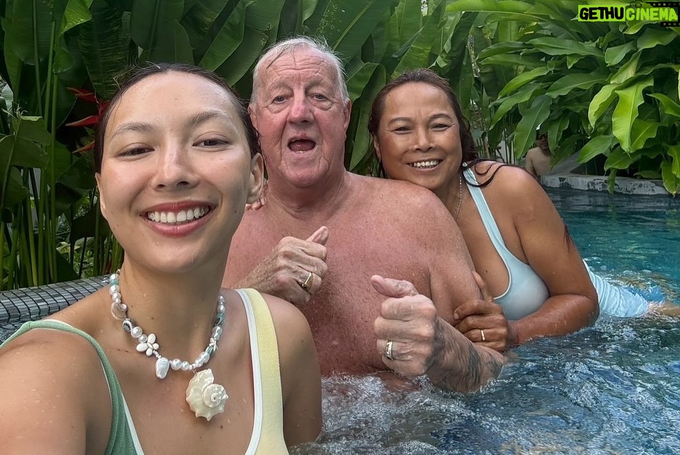Carissa Springett - 32.4K Likes - ”กินข้าวหรือยังลูก?“  เป็นคำที่พ่อกับแม่ถามทุกวัน จนบางทีก็งงว่าทำไมท่านถามเราบ่อยจัง  🥹
 แต่ในวันนี้…เราเป็นฝ่ายพูดประโยคนั้นกับพ่อ/แม่ เพราะเขาอาจเริ่มลืมว่าตัวเองกินหรือยัง!
 
และรสชาติอาหารฝีมือพ่อกับแม่ก็อร่อยที่สุดเพราะทำด้วยความรัก ความใส่ใจ 

ความทรงจำบางอย่างอาจจางหายไป แต่ความรักยังอยู่เต็มหัวใจ
มาร่วมเปลี่ยน ”คำทักทายธรรมดา“ ให้มีความหมาย เพื่อให้คนที่เรารัก…จดจำได้ว่ายังมีเราอยู่ตรงนี้เสมอ
💬 แล้วคุณล่ะ อยากใช้คำทักทายแบบไหนกับคนที่คุณรักในวันนี้?
สามารถร่วมเปลี่ยนคำทักทายให้มีความหมายผ่านแคมเปญ “Me-Minder” ได้และดาวน์โหลดรูปภาพคำถามจากลิ้งค์นี้ได้เลยค่ะ 
https://www.facebook.com/share/p/1Bcbdvmf46/?mibextid=wwXIfr

#MeMinder
#เปลี่ยนคำทักทายให้มีความหมาย
#วันอัลไซเมอร์โลก
#ชมรมสมองใสใจสบาย