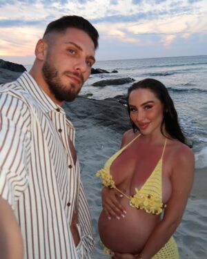Carla Talon Instagram - Waiting on you 💛 @fashionnova