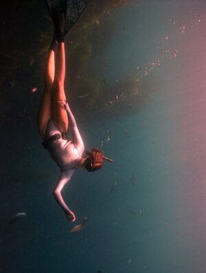 Carmel Rose Instagram - Some film @swimmer_dude shot of me a few months back of a beautiful dive we did that I’ve been wanting to post 🤿