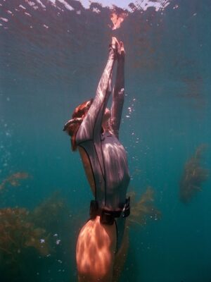 Carmel Rose Instagram - Some film @swimmer_dude shot of me a few months back of a beautiful dive we did that I’ve been wanting to post 🤿