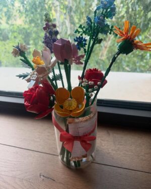 Carmen Porter Instagram - Mi persona favorita me ha hecho con sus propias manos el ramo más bonito de todos. Y original porque está hecho con @legospain_official  Lo compró y en su cuarto sin que me diera cuenta lo fue haciendo. Te quiero Alma.
