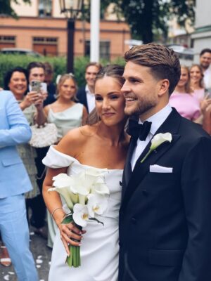 Carola Häggkvist Instagram - HURRA FÖR AMADEUS & MATILDA! 🤍

Så är de nu man och hustru och världens vackraste par, tycker en glad och stolt mamma. Att få se sin son så lycklig med sin Matilda var något alldeles, alldeles extra stort… så mycket äkta kärlek, med fokus och helighet i kyrkan och klackarna i taket resten av kvällen. En dag jag bär med mig för alltid i mitt hjärta! 💍🙏🏼

Det kommer kanske fler bilder från en galet rolig bröllopsfest med massa underbara vänner, släkt och tal… 👰🏻‍♀️🤵🏻 TACK att ni finns!

Älskar er, A & M! 🤍 @_amadeus @matildalinderoths