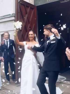 Carola Häggkvist Instagram - HURRA FÖR AMADEUS & MATILDA! 🤍
Så är de nu man och hustru och världens vackraste par, tycker en glad och stolt mamma. Att få se sin son så lycklig med sin Matilda var något alldeles, alldeles extra stort… så mycket äkta kärlek, med fokus och helighet i kyrkan och klackarna i taket resten av kvällen. En dag jag bär med mig för alltid i mitt hjärta! 💍🙏🏼
Det kommer kanske fler bilder från en galet rolig bröllopsfest med massa underbara vänner, släkt och tal… 👰🏻♀️🤵🏻 TACK att ni finns!
Älskar er, A & M! 🤍 @_amadeus @matildalinderoths