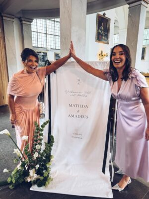 Carola Häggkvist Instagram - HURRA FÖR AMADEUS & MATILDA! 🤍

Så är de nu man och hustru och världens vackraste par, tycker en glad och stolt mamma. Att få se sin son så lycklig med sin Matilda var något alldeles, alldeles extra stort… så mycket äkta kärlek, med fokus och helighet i kyrkan och klackarna i taket resten av kvällen. En dag jag bär med mig för alltid i mitt hjärta! 💍🙏🏼

Det kommer kanske fler bilder från en galet rolig bröllopsfest med massa underbara vänner, släkt och tal… 👰🏻‍♀️🤵🏻 TACK att ni finns!

Älskar er, A & M! 🤍 @_amadeus @matildalinderoths