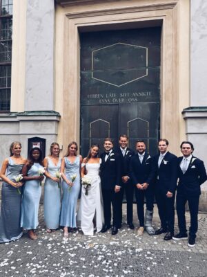Carola Häggkvist Instagram - HURRA FÖR AMADEUS & MATILDA! 🤍

Så är de nu man och hustru och världens vackraste par, tycker en glad och stolt mamma. Att få se sin son så lycklig med sin Matilda var något alldeles, alldeles extra stort… så mycket äkta kärlek, med fokus och helighet i kyrkan och klackarna i taket resten av kvällen. En dag jag bär med mig för alltid i mitt hjärta! 💍🙏🏼

Det kommer kanske fler bilder från en galet rolig bröllopsfest med massa underbara vänner, släkt och tal… 👰🏻‍♀️🤵🏻 TACK att ni finns!

Älskar er, A & M! 🤍 @_amadeus @matildalinderoths
