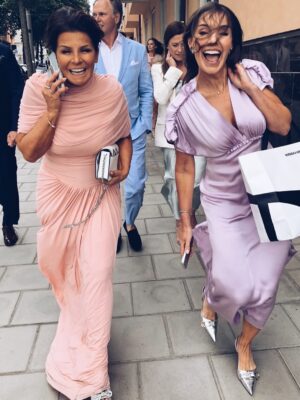 Carola Häggkvist Instagram - HURRA FÖR AMADEUS & MATILDA! 🤍

Så är de nu man och hustru och världens vackraste par, tycker en glad och stolt mamma. Att få se sin son så lycklig med sin Matilda var något alldeles, alldeles extra stort… så mycket äkta kärlek, med fokus och helighet i kyrkan och klackarna i taket resten av kvällen. En dag jag bär med mig för alltid i mitt hjärta! 💍🙏🏼

Det kommer kanske fler bilder från en galet rolig bröllopsfest med massa underbara vänner, släkt och tal… 👰🏻‍♀️🤵🏻 TACK att ni finns!

Älskar er, A & M! 🤍 @_amadeus @matildalinderoths