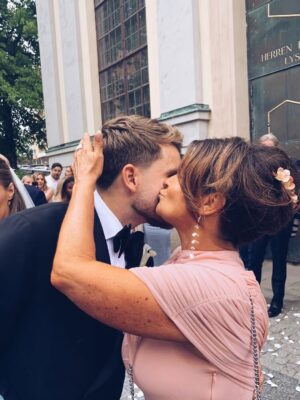 Carola Häggkvist Instagram - HURRA FÖR AMADEUS & MATILDA! 🤍

Så är de nu man och hustru och världens vackraste par, tycker en glad och stolt mamma. Att få se sin son så lycklig med sin Matilda var något alldeles, alldeles extra stort… så mycket äkta kärlek, med fokus och helighet i kyrkan och klackarna i taket resten av kvällen. En dag jag bär med mig för alltid i mitt hjärta! 💍🙏🏼

Det kommer kanske fler bilder från en galet rolig bröllopsfest med massa underbara vänner, släkt och tal… 👰🏻‍♀️🤵🏻 TACK att ni finns!

Älskar er, A & M! 🤍 @_amadeus @matildalinderoths
