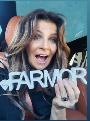 Carola Häggkvist Instagram - Happy! Jag ska få den stora glädjen att bli farmor och nu vet visst alla om det. hi hi! Tänk vad livet har att ge och vad tiden går undan… Så lycklig för Amadeus och Matilda! Fick denna prydnads skylt vid vår middag när de berättade om nyheten!! Hi hi Har den vid min säng nu och på väggen hänger min och Amadeus gamla julkort … love, time & life. ♥️♥️♥️ Den här låten skrev jag till Amadeus student - ’Til the end’ heter den. På väg i bilen nu på repetion inför den stora enda Pop konserten i år i Unity arena, Oslo på lördag! Vi ses. Kärlek i mängd. Det kan vi nog aldrig få för mkt av. Eller hur? Är du sugen på att komma på lör tror jag d kan finnas några stå platser kvar på Ticketmaster.no ✌🏼🎶💯💥🍒 The statement! Nu rockar vi på vidare. Carola - Song of joy!