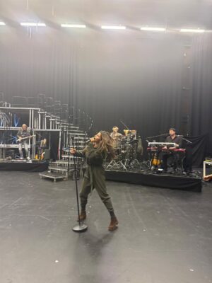 Carola Häggkvist Instagram - Happy! Jag ska få den stora glädjen att bli farmor och nu vet visst alla om det. hi hi! Tänk vad livet har att ge och vad tiden går undan… Så lycklig för Amadeus och Matilda! Fick denna prydnads skylt vid vår middag när de berättade om nyheten!! Hi hi Har den vid min säng nu och på väggen hänger min och Amadeus gamla julkort … love, time & life. ♥️♥️♥️ Den här låten skrev jag till Amadeus student - ’Til the end’ heter den. På väg i bilen nu på repetion inför den stora enda Pop konserten i år i Unity arena, Oslo på lördag! Vi ses. Kärlek i mängd. Det kan vi nog aldrig få för mkt av. Eller hur? Är du sugen på att komma på lör tror jag d kan finnas några stå platser kvar på Ticketmaster.no ✌🏼🎶💯💥🍒 The statement! Nu rockar vi på vidare. Carola - Song of joy!