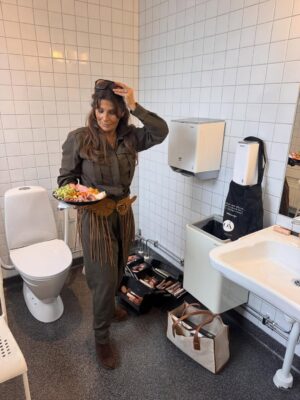 Carola Häggkvist Instagram - Happy! Jag ska få den stora glädjen att bli farmor och nu vet visst alla om det. hi hi! Tänk vad livet har att ge och vad tiden går undan… Så lycklig för Amadeus och Matilda! Fick denna prydnads skylt vid vår middag när de berättade om nyheten!! Hi hi Har den vid min säng nu och på väggen hänger min och Amadeus gamla julkort … love, time & life. ♥️♥️♥️ Den här låten skrev jag till Amadeus student - ’Til the end’ heter den. På väg i bilen nu på repetion inför den stora enda Pop konserten i år i Unity arena, Oslo på lördag! Vi ses. Kärlek i mängd. Det kan vi nog aldrig få för mkt av. Eller hur? Är du sugen på att komma på lör tror jag d kan finnas några stå platser kvar på Ticketmaster.no ✌🏼🎶💯💥🍒 The statement! Nu rockar vi på vidare. Carola - Song of joy!