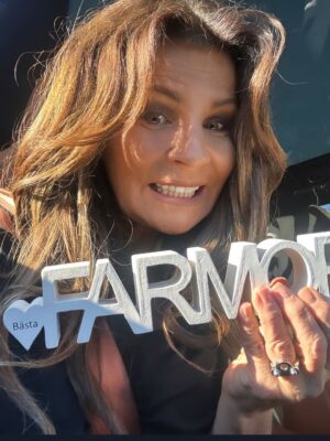 Carola Häggkvist Instagram - Happy! Jag ska få den stora glädjen att bli farmor och nu vet visst alla om det. hi hi! Tänk vad livet har att ge och vad tiden går undan… Så lycklig för Amadeus och Matilda! Fick denna prydnads skylt vid vår middag när de berättade om nyheten!! Hi hi Har den vid min säng nu och på väggen hänger min och Amadeus gamla julkort … love, time & life. ♥️♥️♥️ Den här låten skrev jag till Amadeus student - ’Til the end’ heter den. På väg i bilen nu på repetion inför den stora enda Pop konserten i år i Unity arena, Oslo på lördag! Vi ses. Kärlek i mängd. Det kan vi nog aldrig få för mkt av. Eller hur? Är du sugen på att komma på lör tror jag d kan finnas några stå platser kvar på Ticketmaster.no ✌🏼🎶💯💥🍒 The statement! Nu rockar vi på vidare. Carola - Song of joy!