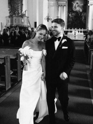 Carola Häggkvist Instagram - FARMOR TO BE!  Wow ..!! Älskade Matilda & Amadeus - kom precis ut från repetion på Filmhuset nu och ser att ni valt att gå ut med nyheten nu. Så stort och jag är så lycklig tillsammans med Er. Det finns ingen gladare blivande farmor i världen just nu. ❤️ ❤️❤️ Tack för den fina dekorations prydnaden som jag fick utav Er med texten Bästa FARMOR när ni så genomtänkt avslöjade nyheten för mig & Zoe på vår middag!! 🙌🏽 ( Prydnaden står vid min säng.) Och Zoe är så stolt över att få bli faster. 🫶🏼 Stor glädje i huset och för hela vår släkt & familj! Älskar Er. För alltid. Tack att ni bad mig sjunga den här fina sången på Ert vackra bröllop, tillsammans med Samuel Ljungbladh. ( The Blessing av Kari & Cody Jobe ) Det var verkligen välsignat på alla vis. Tack för dem Ni är. Vi är många som hejar på Er och gläds med Er lycka! Puss ses snart. #happygrandma #farmor #amadeusochmatilda #iväntanstider #nuärnyhetensläppt #nukanjagsjungaut.. #glädje #baby #zoeblirfaster 💥🙌🏼♥️