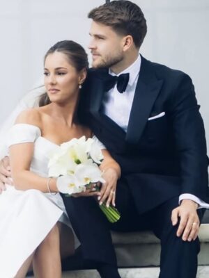 Carola Häggkvist Instagram - FARMOR TO BE!  Wow ..!! Älskade Matilda & Amadeus - kom precis ut från repetion på Filmhuset nu och ser att ni valt att gå ut med nyheten nu. Så stort och jag är så lycklig tillsammans med Er. Det finns ingen gladare blivande farmor i världen just nu. ❤️ ❤️❤️ Tack för den fina dekorations prydnaden som jag fick utav Er med texten Bästa FARMOR när ni så genomtänkt avslöjade nyheten för mig & Zoe på vår middag!! 🙌🏽 ( Prydnaden står vid min säng.) Och Zoe är så stolt över att få bli faster. 🫶🏼 Stor glädje i huset och för hela vår släkt & familj! Älskar Er. För alltid. Tack att ni bad mig sjunga den här fina sången på Ert vackra bröllop, tillsammans med Samuel Ljungbladh. ( The Blessing av Kari & Cody Jobe ) Det var verkligen välsignat på alla vis. Tack för dem Ni är. Vi är många som hejar på Er och gläds med Er lycka! Puss ses snart. #happygrandma #farmor #amadeusochmatilda #iväntanstider #nuärnyhetensläppt #nukanjagsjungaut.. #glädje #baby #zoeblirfaster 💥🙌🏼♥️