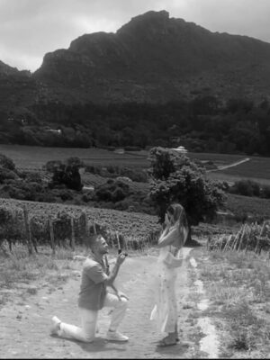 Carola Häggkvist Instagram - FARMOR TO BE!  Wow ..!! Älskade Matilda & Amadeus - kom precis ut från repetion på Filmhuset nu och ser att ni valt att gå ut med nyheten nu. Så stort och jag är så lycklig tillsammans med Er. Det finns ingen gladare blivande farmor i världen just nu. ❤️ ❤️❤️ Tack för den fina dekorations prydnaden som jag fick utav Er med texten Bästa FARMOR när ni så genomtänkt avslöjade nyheten för mig & Zoe på vår middag!! 🙌🏽 ( Prydnaden står vid min säng.) Och Zoe är så stolt över att få bli faster. 🫶🏼 Stor glädje i huset och för hela vår släkt & familj! Älskar Er. För alltid. Tack att ni bad mig sjunga den här fina sången på Ert vackra bröllop, tillsammans med Samuel Ljungbladh. ( The Blessing av Kari & Cody Jobe ) Det var verkligen välsignat på alla vis. Tack för dem Ni är. Vi är många som hejar på Er och gläds med Er lycka! Puss ses snart. #happygrandma #farmor #amadeusochmatilda #iväntanstider #nuärnyhetensläppt #nukanjagsjungaut.. #glädje #baby #zoeblirfaster 💥🙌🏼♥️