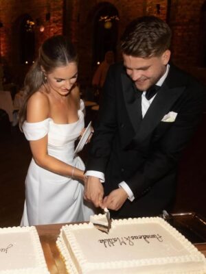 Carola Häggkvist Instagram - FARMOR TO BE!  Wow ..!! Älskade Matilda & Amadeus - kom precis ut från repetion på Filmhuset nu och ser att ni valt att gå ut med nyheten nu. Så stort och jag är så lycklig tillsammans med Er. Det finns ingen gladare blivande farmor i världen just nu. ❤️ ❤️❤️ Tack för den fina dekorations prydnaden som jag fick utav Er med texten Bästa FARMOR när ni så genomtänkt avslöjade nyheten för mig & Zoe på vår middag!! 🙌🏽 ( Prydnaden står vid min säng.) Och Zoe är så stolt över att få bli faster. 🫶🏼 Stor glädje i huset och för hela vår släkt & familj! Älskar Er. För alltid. Tack att ni bad mig sjunga den här fina sången på Ert vackra bröllop, tillsammans med Samuel Ljungbladh. ( The Blessing av Kari & Cody Jobe ) Det var verkligen välsignat på alla vis. Tack för dem Ni är. Vi är många som hejar på Er och gläds med Er lycka! Puss ses snart. #happygrandma #farmor #amadeusochmatilda #iväntanstider #nuärnyhetensläppt #nukanjagsjungaut.. #glädje #baby #zoeblirfaster 💥🙌🏼♥️