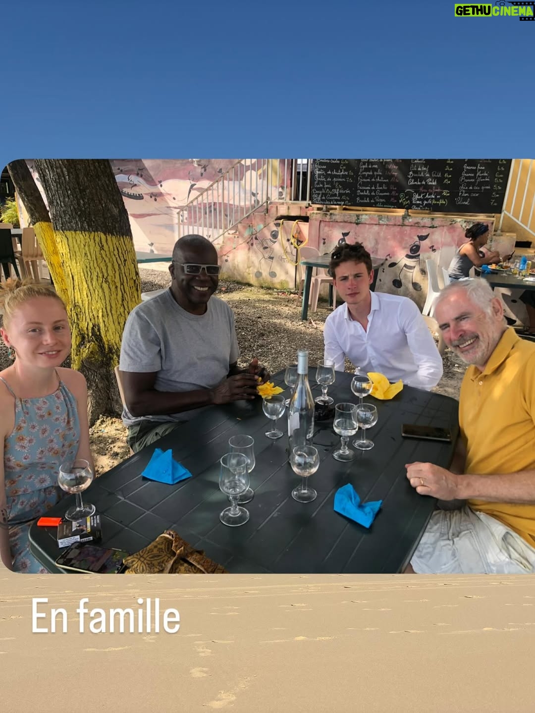 Carole Richert - 2.8K Likes - L’ami Jacques est parti , les mois ont passé , on ne s’est pas vu cette année , même si l’amitié ne compte pas le temps qui passe ,  ton départ est si triste, trop tôt , je me réveille abasourdie par la nouvelle, le manque immédiat d’un ami de toujours, à mes côtés  et celui de mes enfants, l’ami de Daniel , une montagne de bienveillance et de brillance . Quel parcours, quelle admiration tu as suscité parmi nous . Avec Tim, vous étiez une référence . Cher Tim …Comme nous pensons à toi 
Cher Jacques…Nous avions toujours ce souhait de nous retrouver sur scène ... C’est un autre film qui se joue aujourd’hui, celui qui nous échappe,  ta présence universelle…Je t’envoie tout mon amour, mes enfants t’adoraient💔💔💔 nous continuons de te chérir, tu es dans nos cœurs #jacquesmartial  #aimeecesaire  #danielrialet #navarro #bainmarie #paix #acteur #guadeloupe #etoile #politique #engagement #outremer @vincentrlt @pauline_rlt @timgreacen