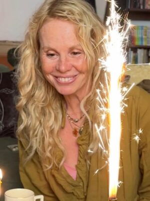 Carole Richert Instagram - Jour joyeux que l’on célèbre un peu plus , entouré d’amour et d’amitié, que demander de plus !?🎂 #merci #joyeuxanniversaire #famille #amitié #balance