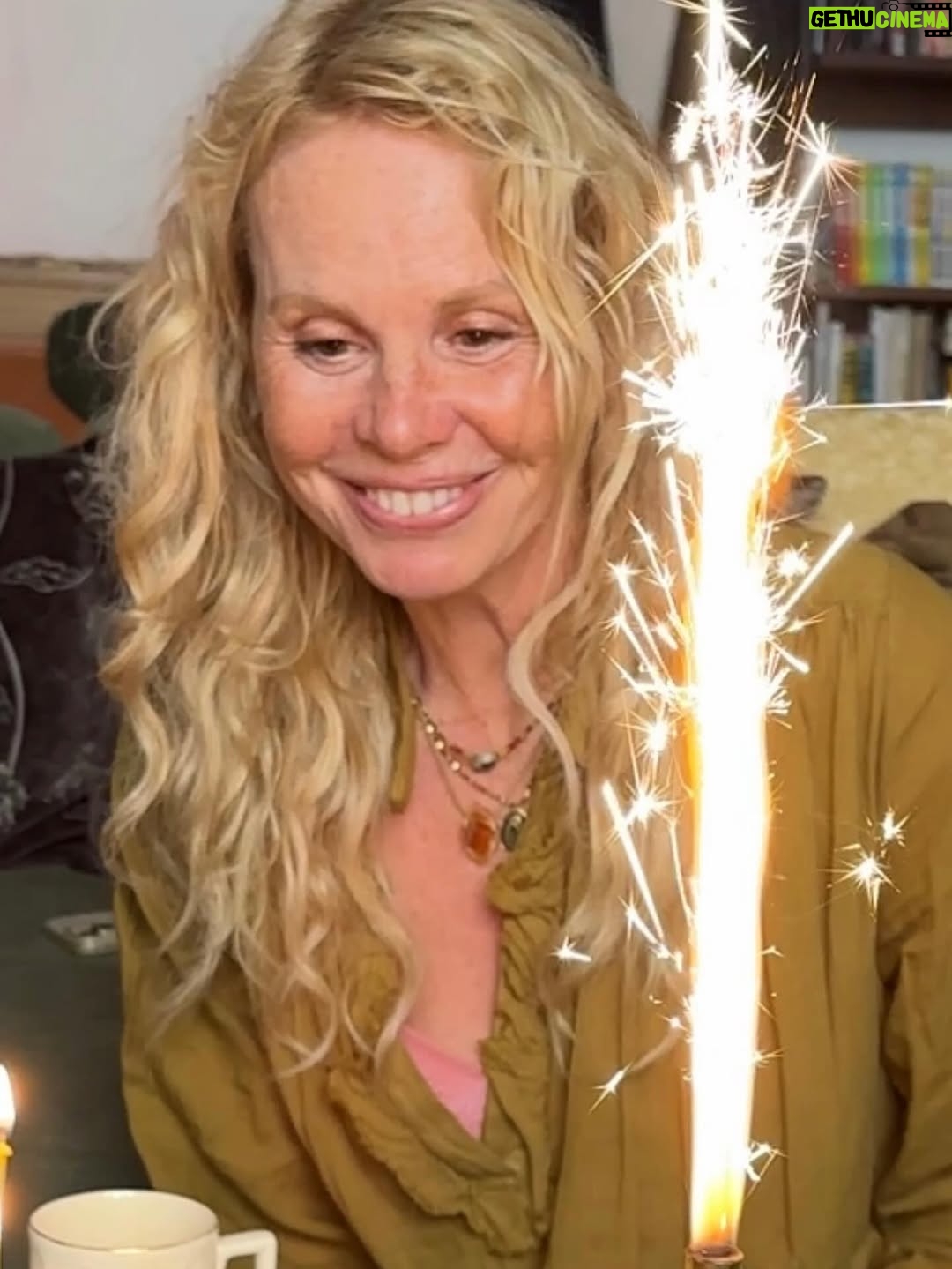 Carole Richert - 2.2K Likes - Jour joyeux que l’on célèbre un peu plus , entouré d’amour et d’amitié, que demander de plus !?🎂 #merci #joyeuxanniversaire #famille #amitié #balance