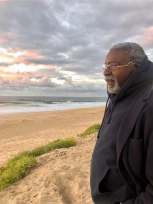 Carole Richert Instagram - L’ami Jacques est parti , les mois ont passé , on ne s’est pas vu cette année , même si l’amitié ne compte pas le temps qui passe ,  ton départ est si triste, trop tôt , je me réveille abasourdie par la nouvelle, le manque immédiat d’un ami de toujours, à mes côtés  et celui de mes enfants, l’ami de Daniel , une montagne de bienveillance et de brillance . Quel parcours, quelle admiration tu as suscité parmi nous . Avec Tim, vous étiez une référence . Cher Tim …Comme nous pensons à toi 
Cher Jacques…Nous avions toujours ce souhait de nous retrouver sur scène ... C’est un autre film qui se joue aujourd’hui, celui qui nous échappe,  ta présence universelle…Je t’envoie tout mon amour, mes enfants t’adoraient💔💔💔 nous continuons de te chérir, tu es dans nos cœurs #jacquesmartial  #aimeecesaire  #danielrialet #navarro #bainmarie #paix #acteur #guadeloupe #etoile #politique #engagement #outremer @vincentrlt @pauline_rlt @timgreacen