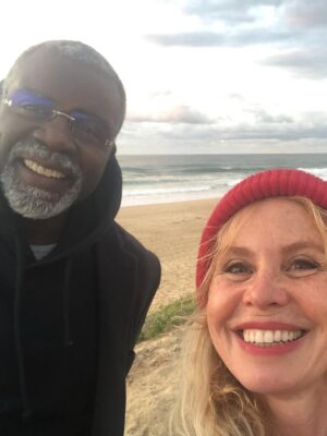 Carole Richert Instagram - L’ami Jacques est parti , les mois ont passé , on ne s’est pas vu cette année , même si l’amitié ne compte pas le temps qui passe ,  ton départ est si triste, trop tôt , je me réveille abasourdie par la nouvelle, le manque immédiat d’un ami de toujours, à mes côtés  et celui de mes enfants, l’ami de Daniel , une montagne de bienveillance et de brillance . Quel parcours, quelle admiration tu as suscité parmi nous . Avec Tim, vous étiez une référence . Cher Tim …Comme nous pensons à toi 
Cher Jacques…Nous avions toujours ce souhait de nous retrouver sur scène ... C’est un autre film qui se joue aujourd’hui, celui qui nous échappe,  ta présence universelle…Je t’envoie tout mon amour, mes enfants t’adoraient💔💔💔 nous continuons de te chérir, tu es dans nos cœurs #jacquesmartial  #aimeecesaire  #danielrialet #navarro #bainmarie #paix #acteur #guadeloupe #etoile #politique #engagement #outremer @vincentrlt @pauline_rlt @timgreacen