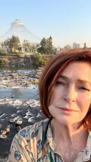 Carolyn Hennesy Instagram - Love me some location shoots! #livingmybestlifeā¤ļø #ilovewhatidoā„ļø #roadtrip #carolynhennesy #locationshoot