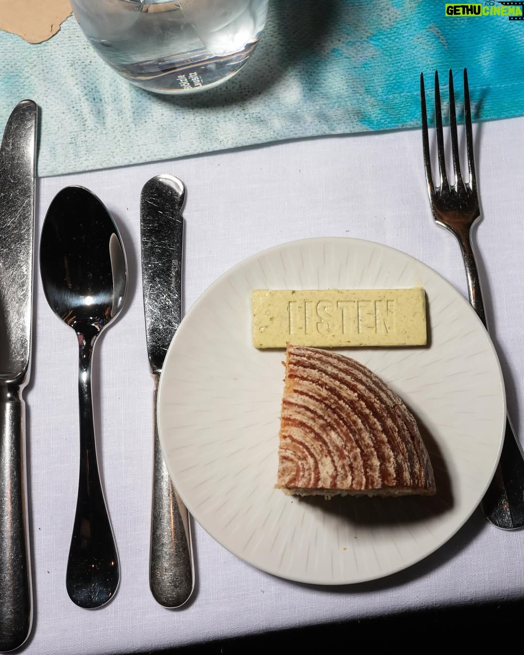 Carrie Mae Weems - 3.2K Likes - A wonderful experience at the Artist’s Table in collaboration with @cheftarathomas 

The food, the designs, the ambience, & all of the incredible people who joined us in celebration !

🥂