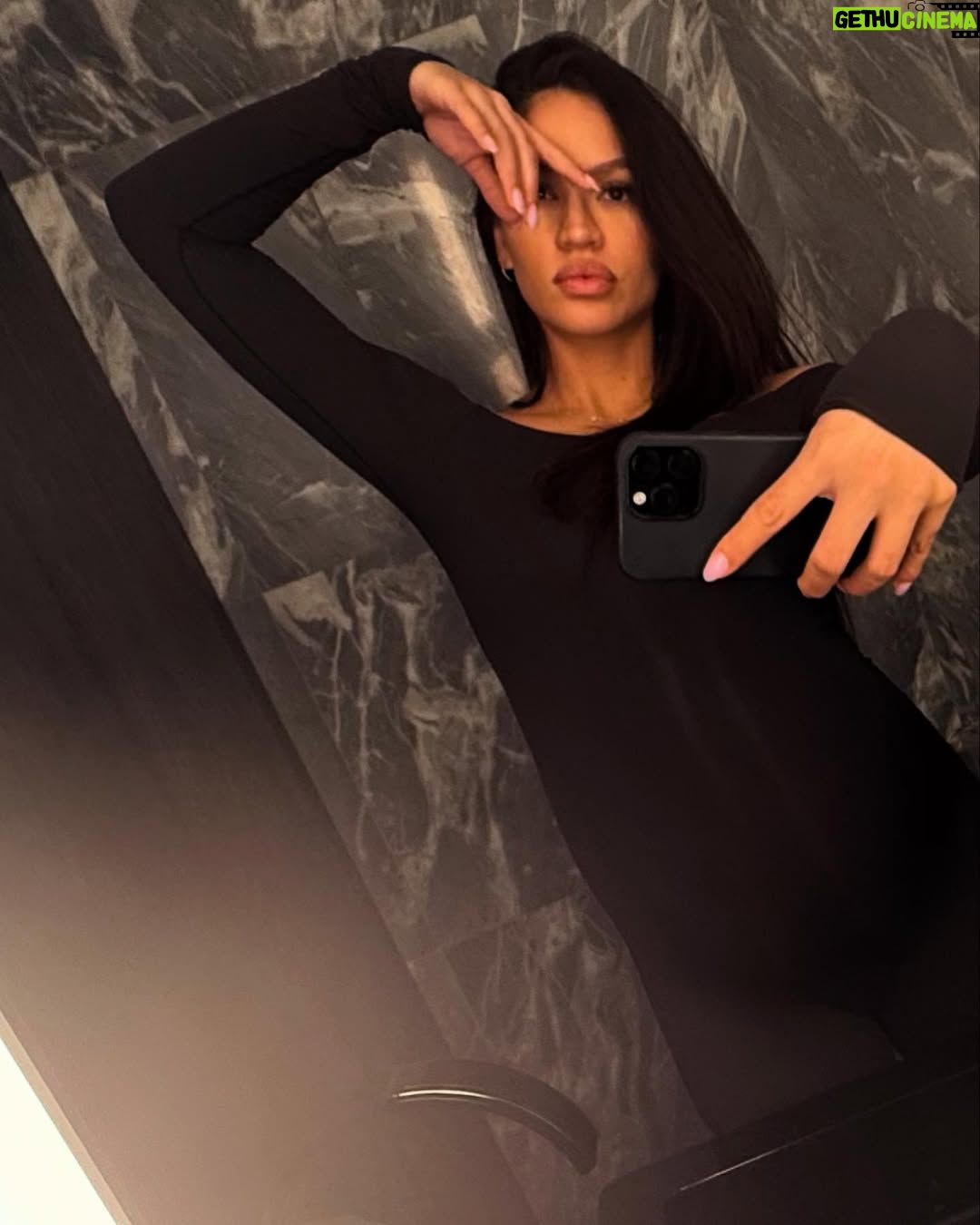 Cassie Ventura - 339.6K Likes - Mastering Peace ☮️