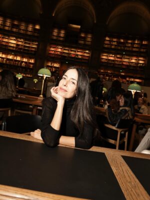 Cecilia Suárez Instagram - La Biblioteca Nacional de Francia nos recibió esta tarde de la mano de @sandroparis y fue un gozo estar ahí.
Gracias @ivethlagosg por cada detalle.
•
Total look @sandroparis
#PFW