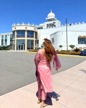 Chahat Arora Instagram - Mere wargi 💖
#suit #blessings #traditional #blogger #indianfashionblogger #indianfashion #styleinspo #styleblogger