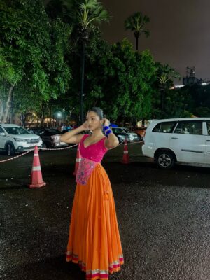 Chandni Instagram - ay tari chaniya choli re!!!

wearing @bodytintstyle 🧡
hair & makeup by yours truly

#navratri #ɴᴀᴠʀᴀᴛʀɪ2025 #navratrioutfits