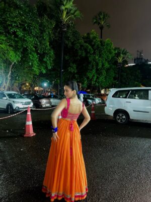Chandni Instagram - ay tari chaniya choli re!!!

wearing @bodytintstyle 🧡
hair & makeup by yours truly

#navratri #ɴᴀᴠʀᴀᴛʀɪ2025 #navratrioutfits