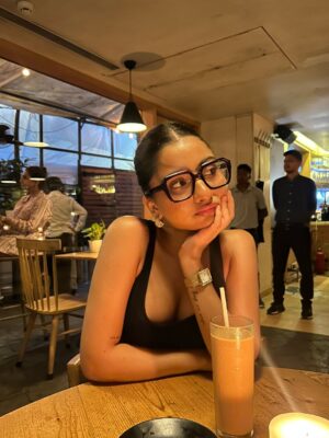 Chandni Instagram - big frames small face, i call it chic and classy🤓

frames from @eye2eyeopticians.in