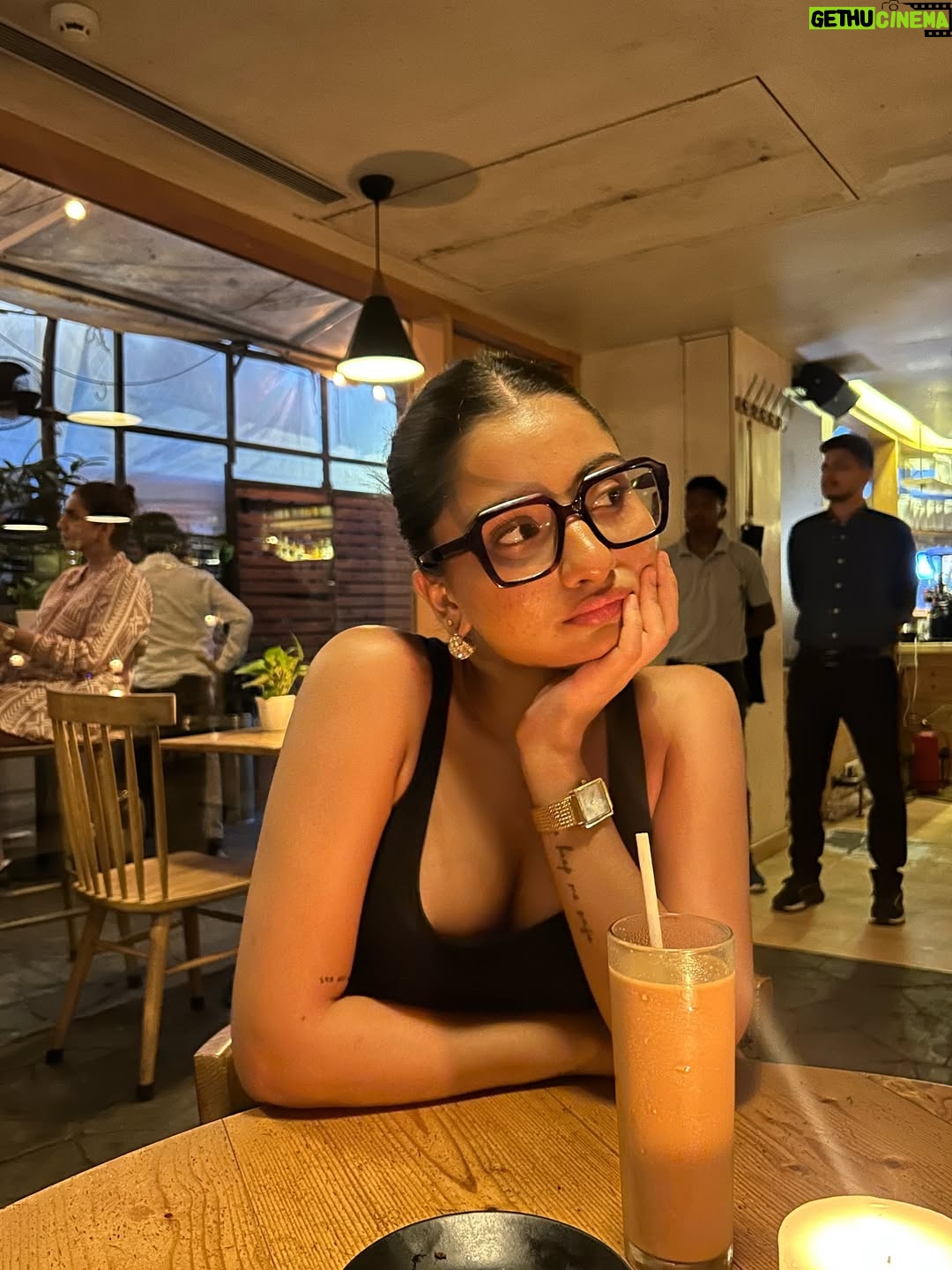 Chandni - 23.5K Likes - big frames small face, i call it chic and classy🤓

frames from @eye2eyeopticians.in