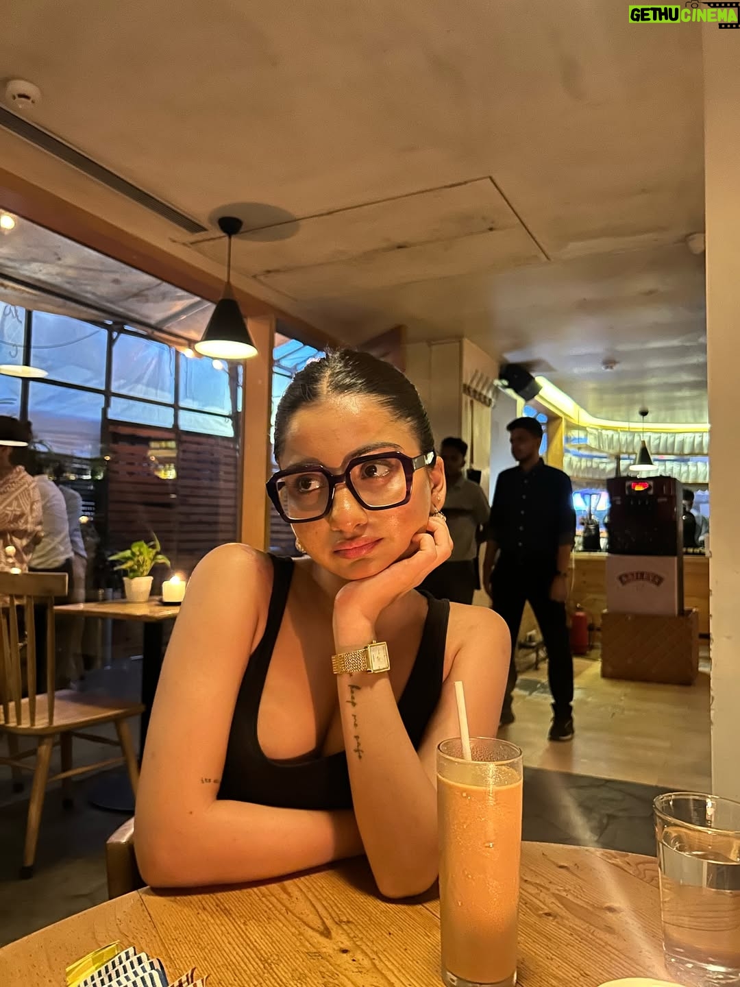 Chandni - 23.5K Likes - big frames small face, i call it chic and classy🤓

frames from @eye2eyeopticians.in