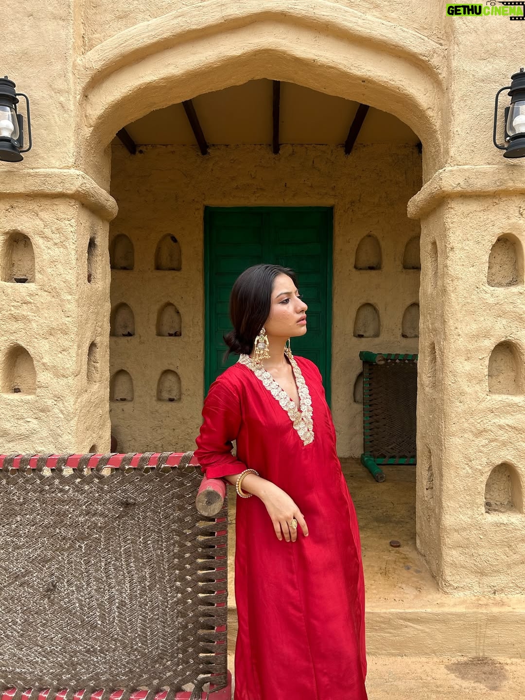 Chandni - 30K Likes - झुमका खूबसूरत, जैसे चाँद की रोशनी, 
हर कदम पर बिखरे, उसकी अदाओं की कहानी। 
जब हिलता है ये, दिल में एक लहर सी दौड़ती है, 
इसकी मोहब्बत में बस, नज़रें हसीन ख़्वाबों में खोती हैं। ❣️

Wearing @tuliclothing_