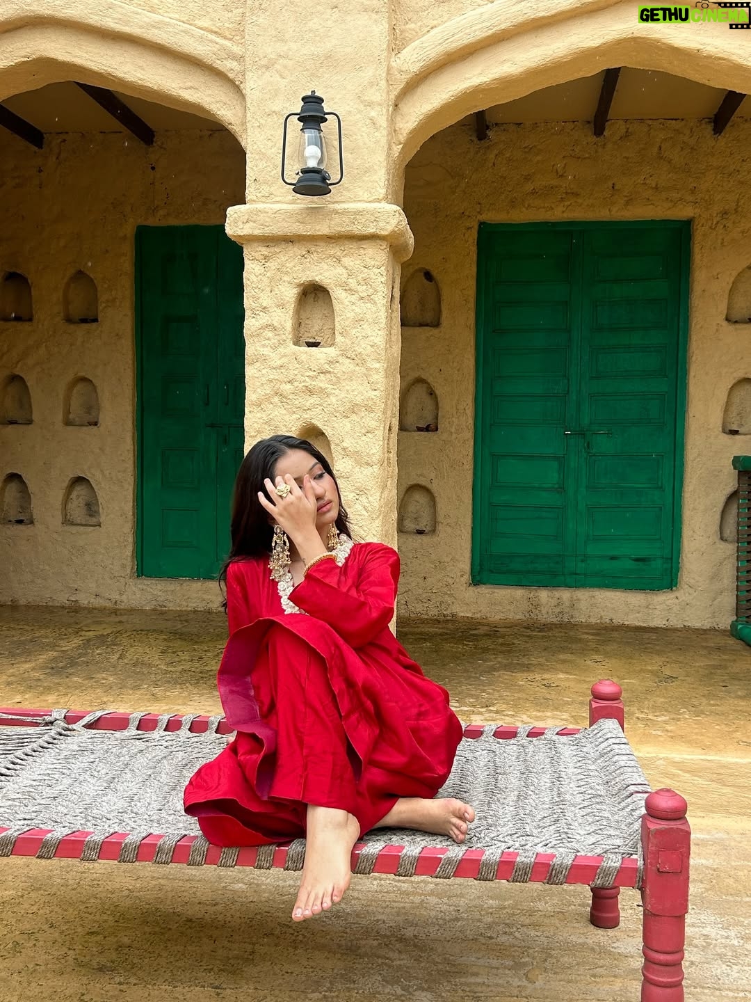 Chandni - 30K Likes - झुमका खूबसूरत, जैसे चाँद की रोशनी, 
हर कदम पर बिखरे, उसकी अदाओं की कहानी। 
जब हिलता है ये, दिल में एक लहर सी दौड़ती है, 
इसकी मोहब्बत में बस, नज़रें हसीन ख़्वाबों में खोती हैं। ❣️

Wearing @tuliclothing_