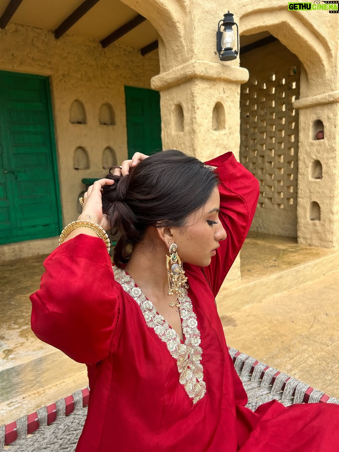 Chandni - 30K Likes - झुमका खूबसूरत, जैसे चाँद की रोशनी, 
हर कदम पर बिखरे, उसकी अदाओं की कहानी। 
जब हिलता है ये, दिल में एक लहर सी दौड़ती है, 
इसकी मोहब्बत में बस, नज़रें हसीन ख़्वाबों में खोती हैं। ❣️

Wearing @tuliclothing_
