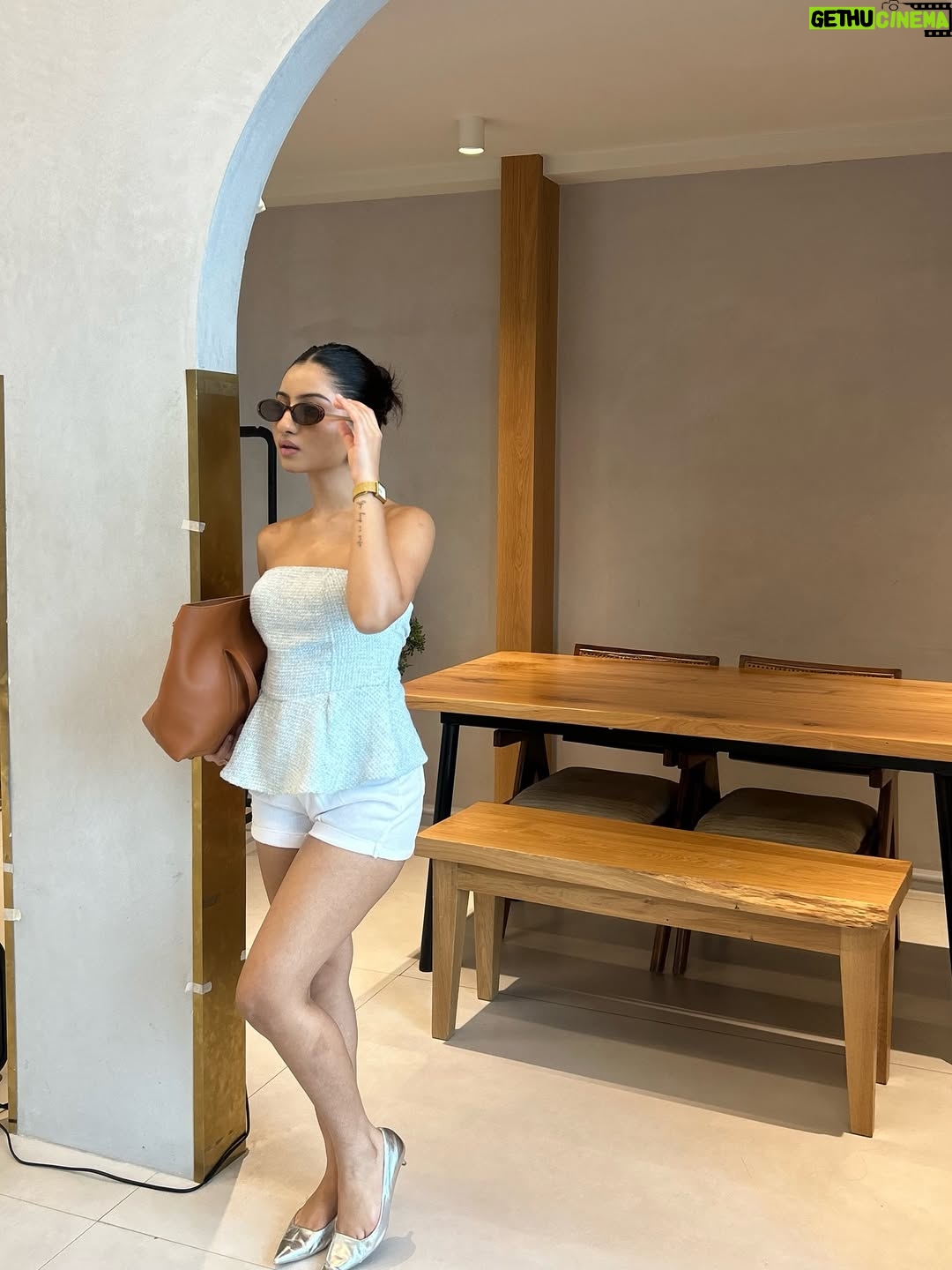 Chandni - 15.5K Likes - keee-ute(: 

glasses @hm 
bag @savana 
heels @zara 
shorts @hm 
top @shopsolasta.in