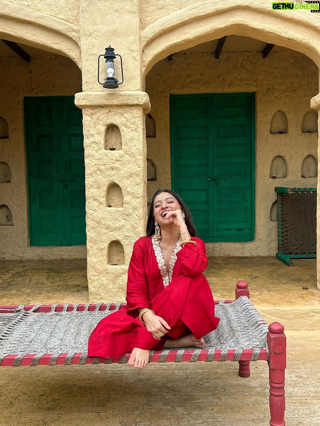 Chandni - 30K Likes - झुमका खूबसूरत, जैसे चाँद की रोशनी, 
हर कदम पर बिखरे, उसकी अदाओं की कहानी। 
जब हिलता है ये, दिल में एक लहर सी दौड़ती है, 
इसकी मोहब्बत में बस, नज़रें हसीन ख़्वाबों में खोती हैं। ❣️

Wearing @tuliclothing_