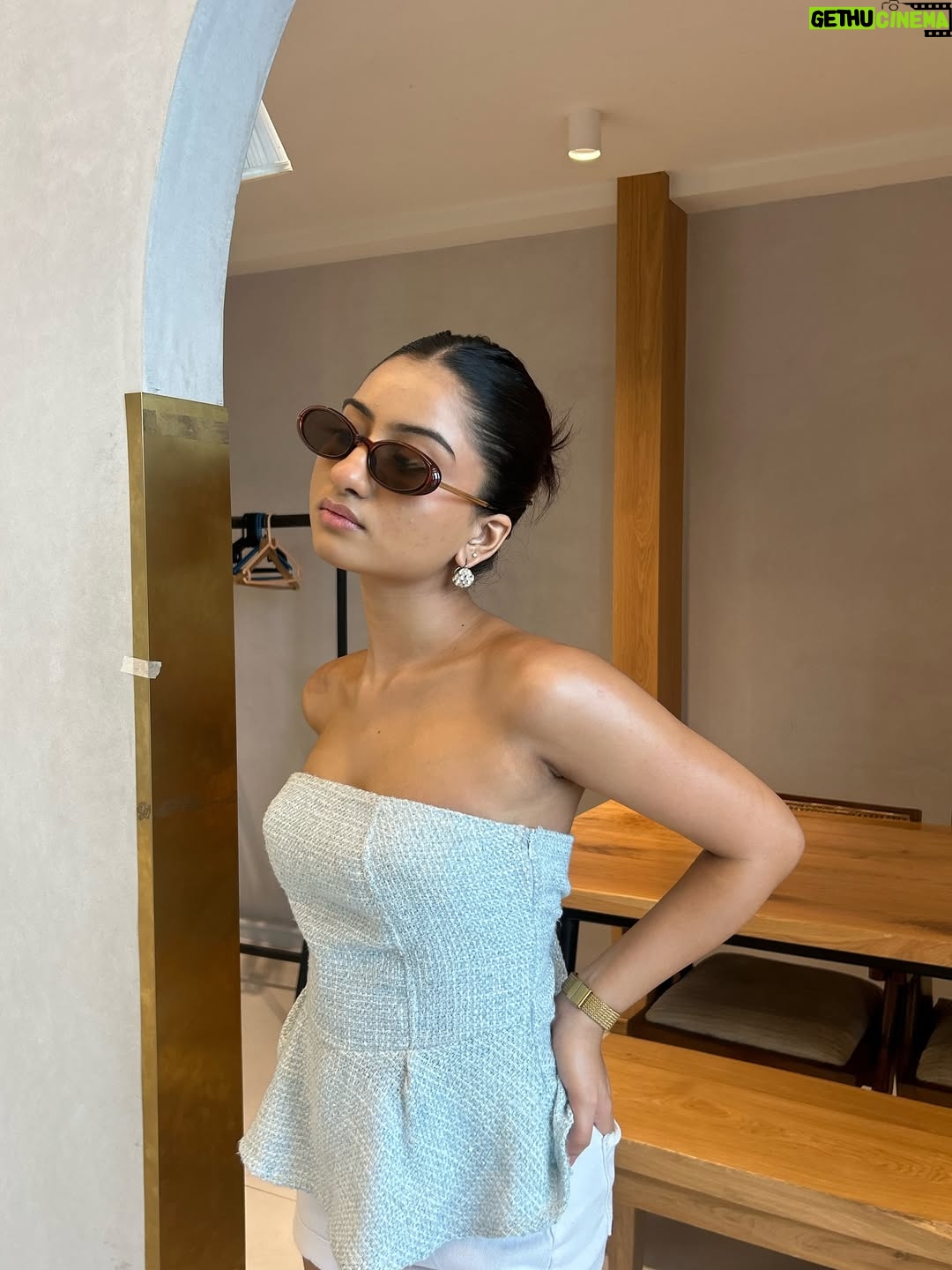 Chandni - 15.5K Likes - keee-ute(: 

glasses @hm 
bag @savana 
heels @zara 
shorts @hm 
top @shopsolasta.in