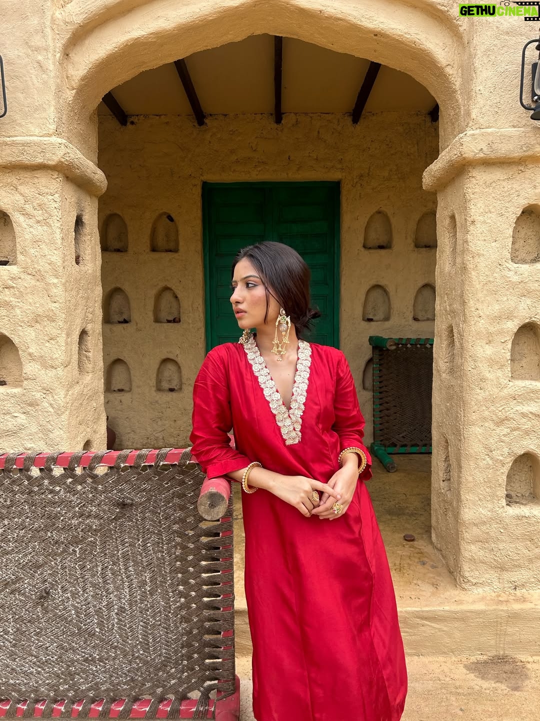 Chandni - 30K Likes - झुमका खूबसूरत, जैसे चाँद की रोशनी, 
हर कदम पर बिखरे, उसकी अदाओं की कहानी। 
जब हिलता है ये, दिल में एक लहर सी दौड़ती है, 
इसकी मोहब्बत में बस, नज़रें हसीन ख़्वाबों में खोती हैं। ❣️

Wearing @tuliclothing_