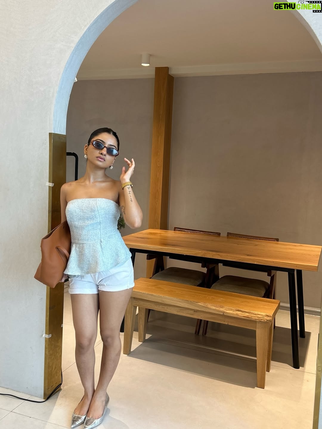 Chandni - 15.5K Likes - keee-ute(: 

glasses @hm 
bag @savana 
heels @zara 
shorts @hm 
top @shopsolasta.in